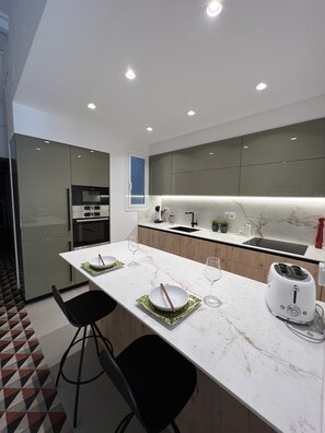 Fridge, microwave, oven, stovetop - Modern Amenities, Antique Charm in the Upscale Eixample district (Barcelona)