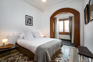 3 bedrooms, in-room safe, iron/ironing board, travel crib - Modern Amenities, Antique Charm in the Upscale Eixample district (Barcelona)