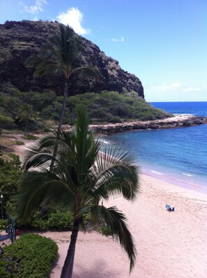 On the beach, sun-loungers, beach towels - Stay On The Beach In Makaha   (Waianae)