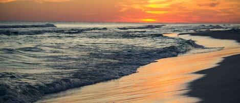 Rannalla, aurinkotuoleja