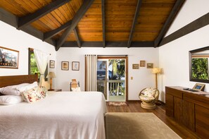 3 sovrum, värdeförvaringsskåp på rummet och skrivbord