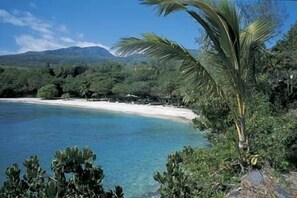 Nära stranden, solstolar och strandhanddukar