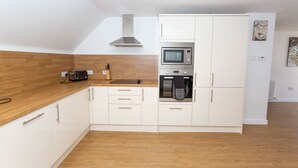Apartment, 3 Bedrooms | Private kitchen | Full-size fridge, microwave, oven, stovetop - Printworks Harbour Apartments (Peterhead)