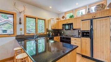 House, Multiple Beds (Aspen Ridge 32) | Private kitchen