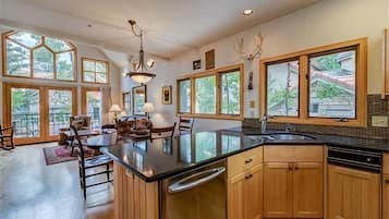 House, Multiple Beds (Aspen Ridge 32) | Private kitchen