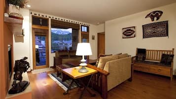 Condo, 2 Queen Beds (Granita 301) | Living area