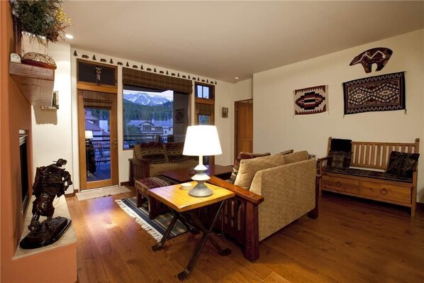 Condo, 2 Queen Beds (Granita 301) | Living area