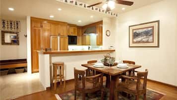 Condo, 2 Queen Beds (Granita 301) | In-room dining