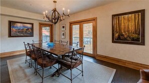Apartment, Mehrere Betten (Plaza 403) | Essbereich im Zimmer