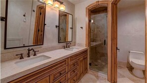 Condo, varias camas (Plaza 403) | Baño
