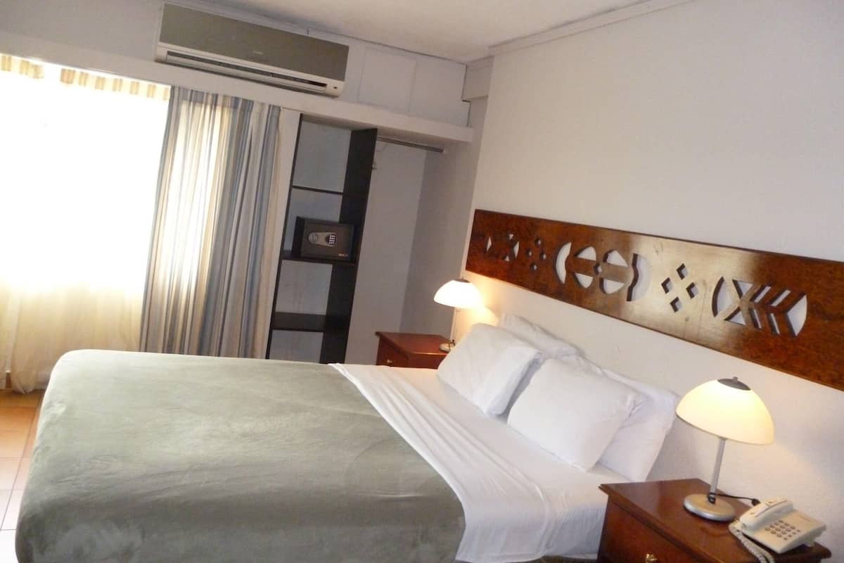 Minibar, in-room safe, desk, free WiFi