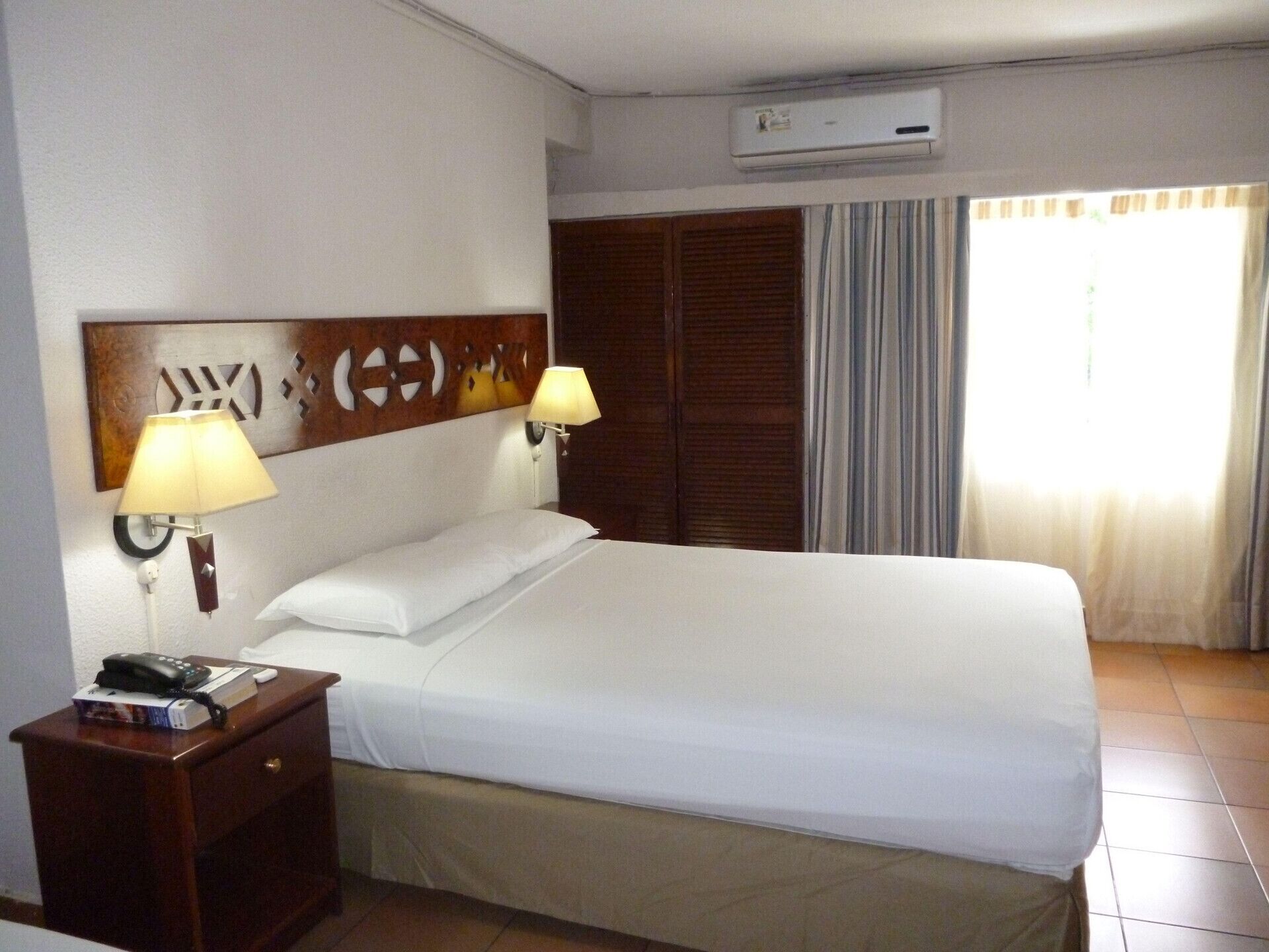 Minibar, coffres-forts dans les chambres, bureau, Wi-Fi gratuit