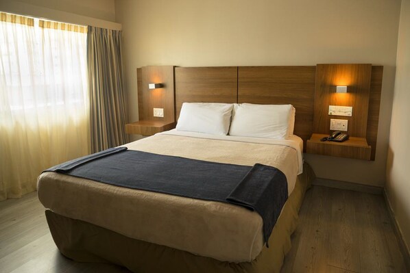 Double Room | Minibar, in-room safe, desk, free WiFi - Hotel Tower House Suites (Panama City)