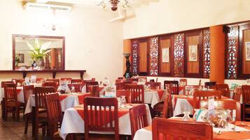 Breakfast, lunch and dinner served