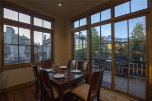 Condo, Plusieurs lits | Repas dans la chambre