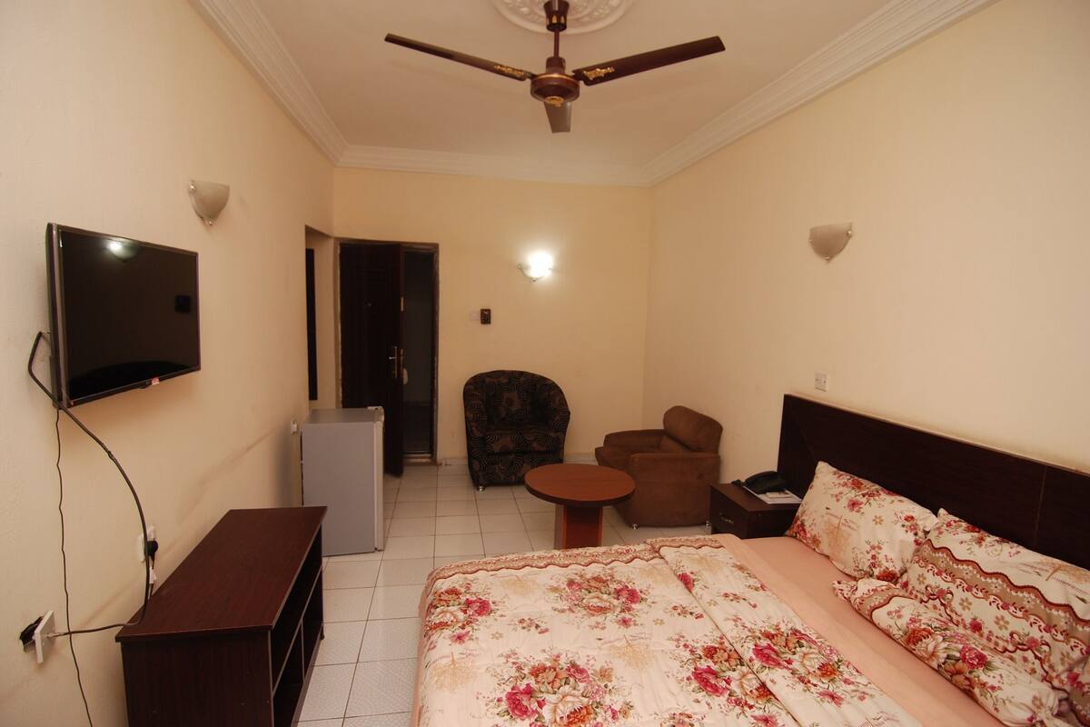 Executive Suite, 1 Double Bed | Desk