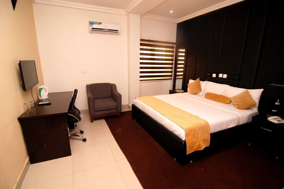 Premium bedding, desk, bed sheets