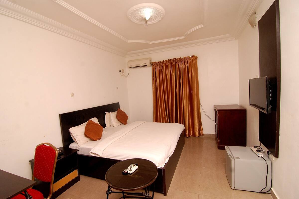 Premium bedding, desk, bed sheets
