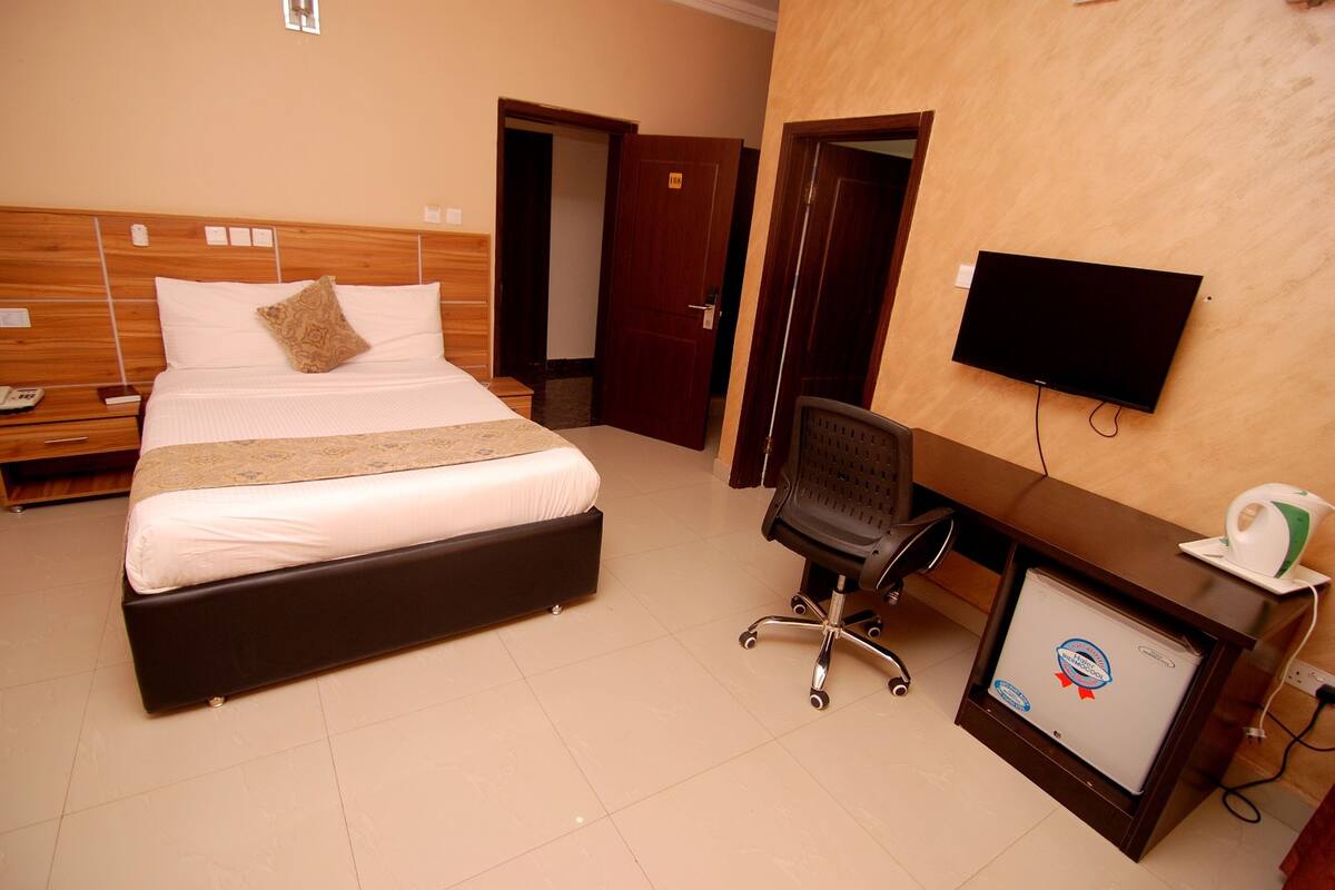 Premium bedding, desk, bed sheets