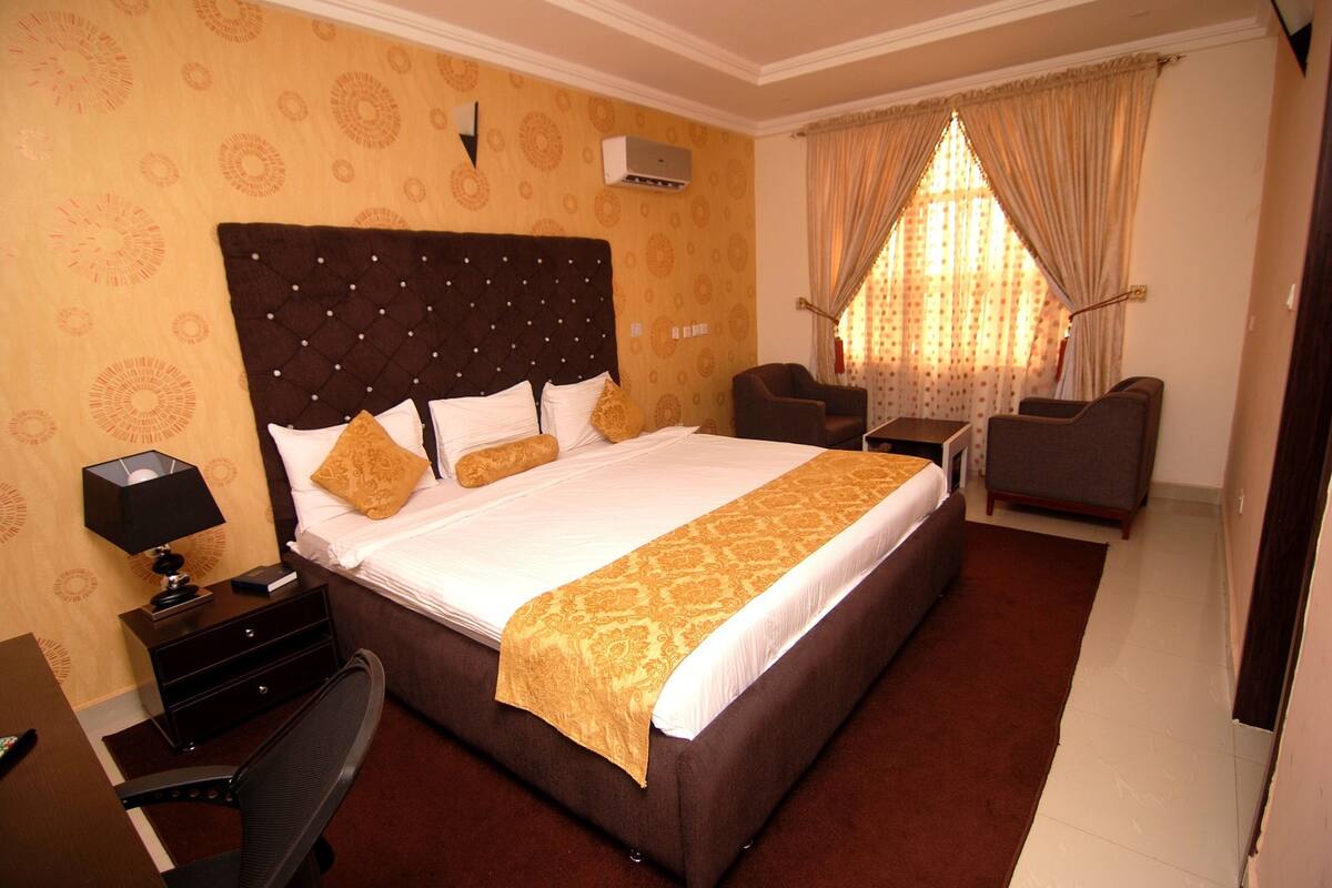 Premium bedding, desk, bed sheets