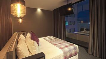 Deluxe Single Room, 1 Bedroom | In-room safe, desk, laptop workspace, blackout drapes