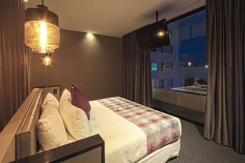 Deluxe Single Room, 1 Bedroom | In-room safe, desk, laptop workspace, blackout curtains