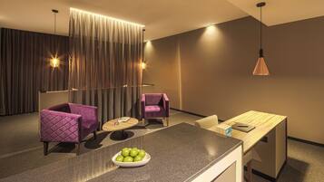 Habitación individual Deluxe, 1 habitación | Área de sala de estar | Smart TV y Netflix