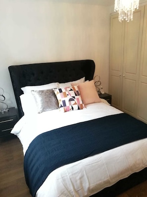 Appartement, 2 chambres | 2 chambres, fer et planche Ă repasser, accĂšs au Wi-Fi (inclus)