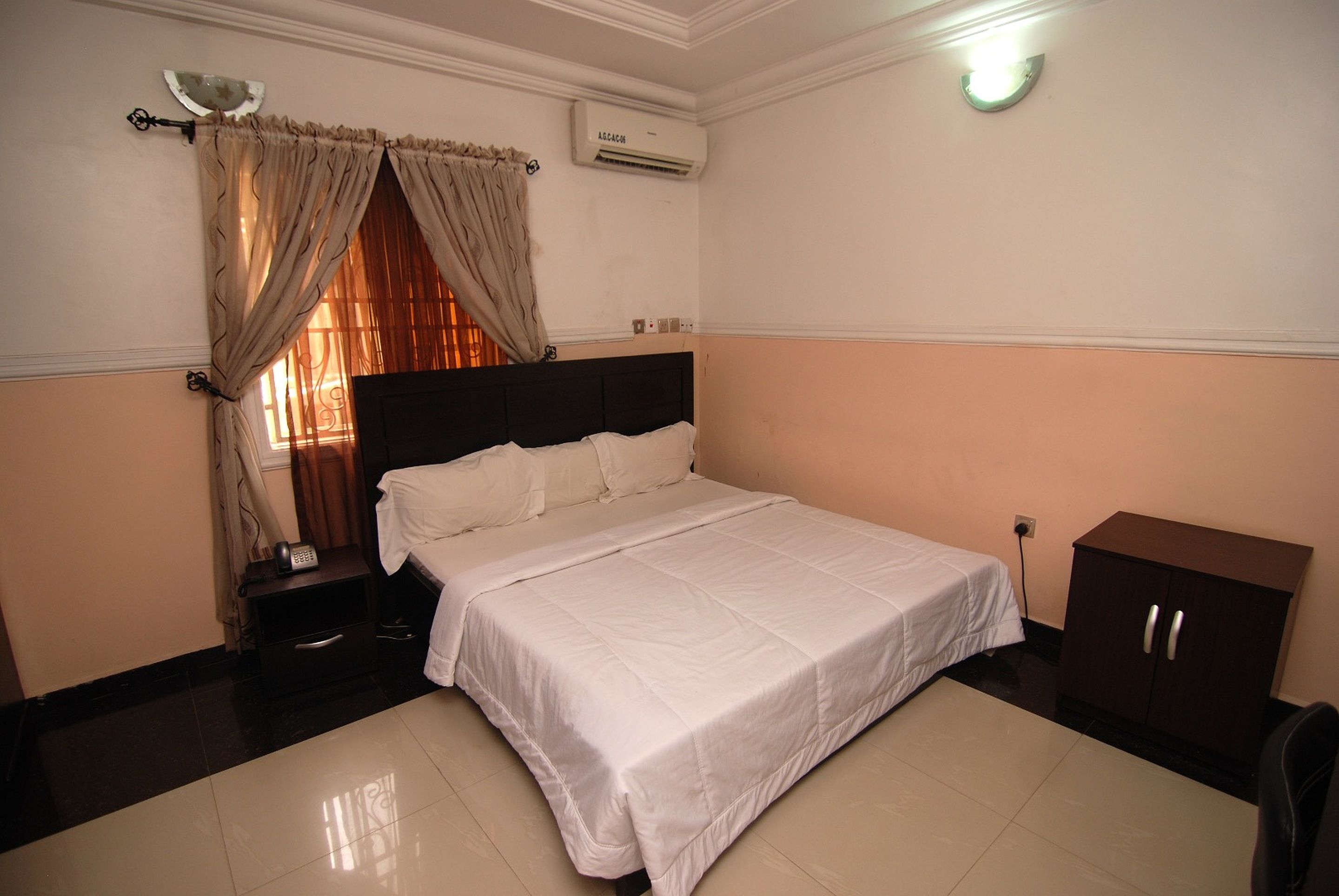 Premium bedding, desk, free WiFi