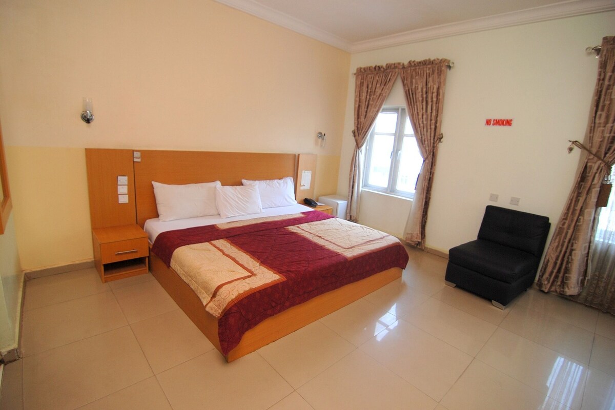 Premium bedding, desk, free WiFi