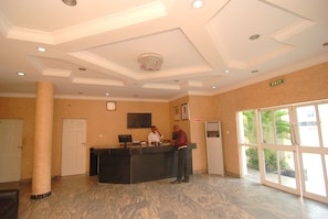 Quầy tiếp tân