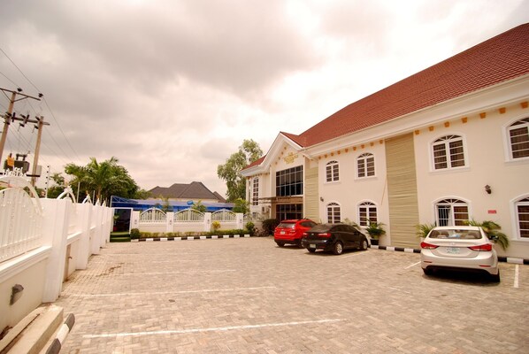 Free self-parking - The Grosvenor Suite (Abuja)