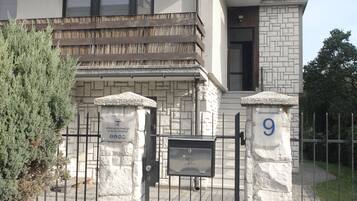 Vista frontal de la propiedad