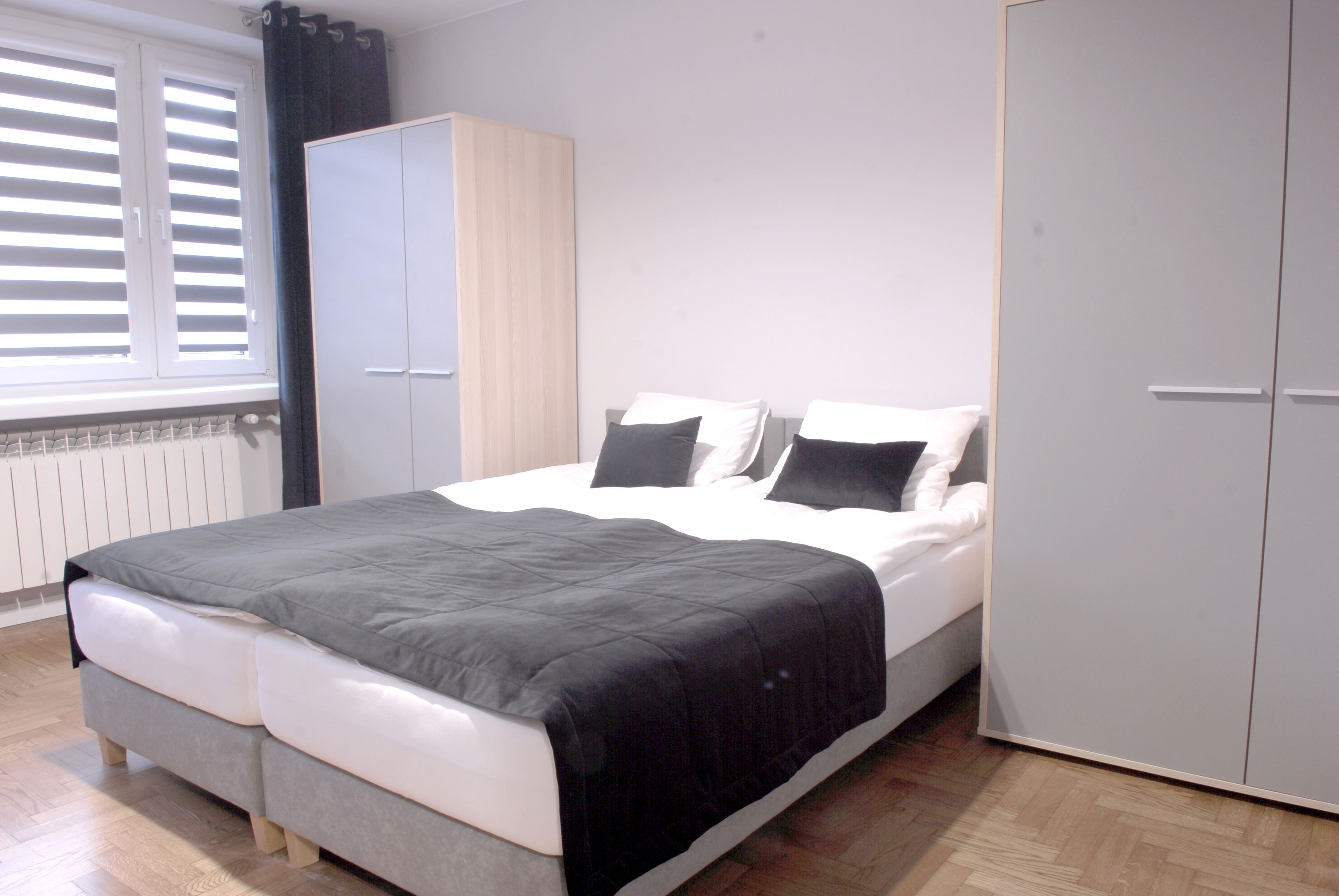 Luxe beddengoed, een bureau, een laptopwerkplek
