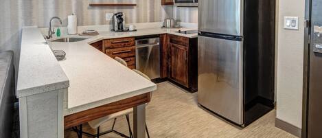 Fridge, microwave, stovetop, dishwasher