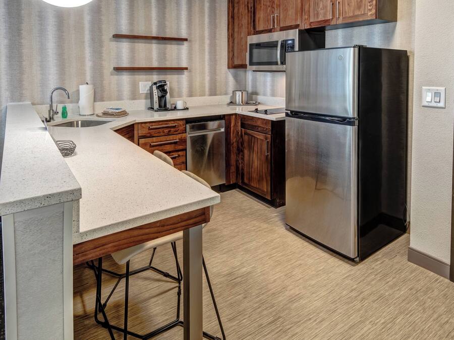 Coffee/tea maker, fridge, microwave, stovetop