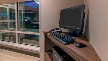 Un escritorio moderno con una computadora, teclado y ratón.