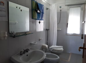 A bathroom with a sink, bidet, toilet, and shower. - Residence le 4 stagioni (Menfi)