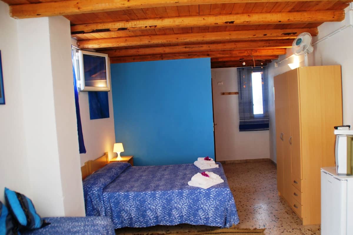 WiFi (free), bed sheets