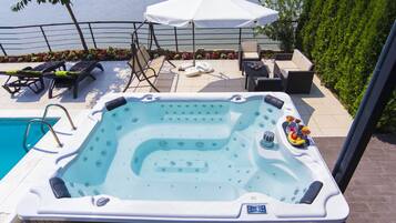 Outdoor spa tub