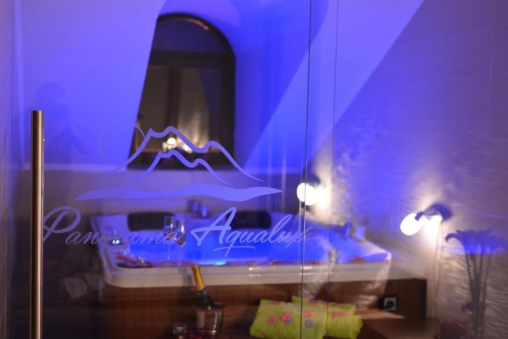 Deluxe Double Room, Hot Tub, River View | Private spa tub