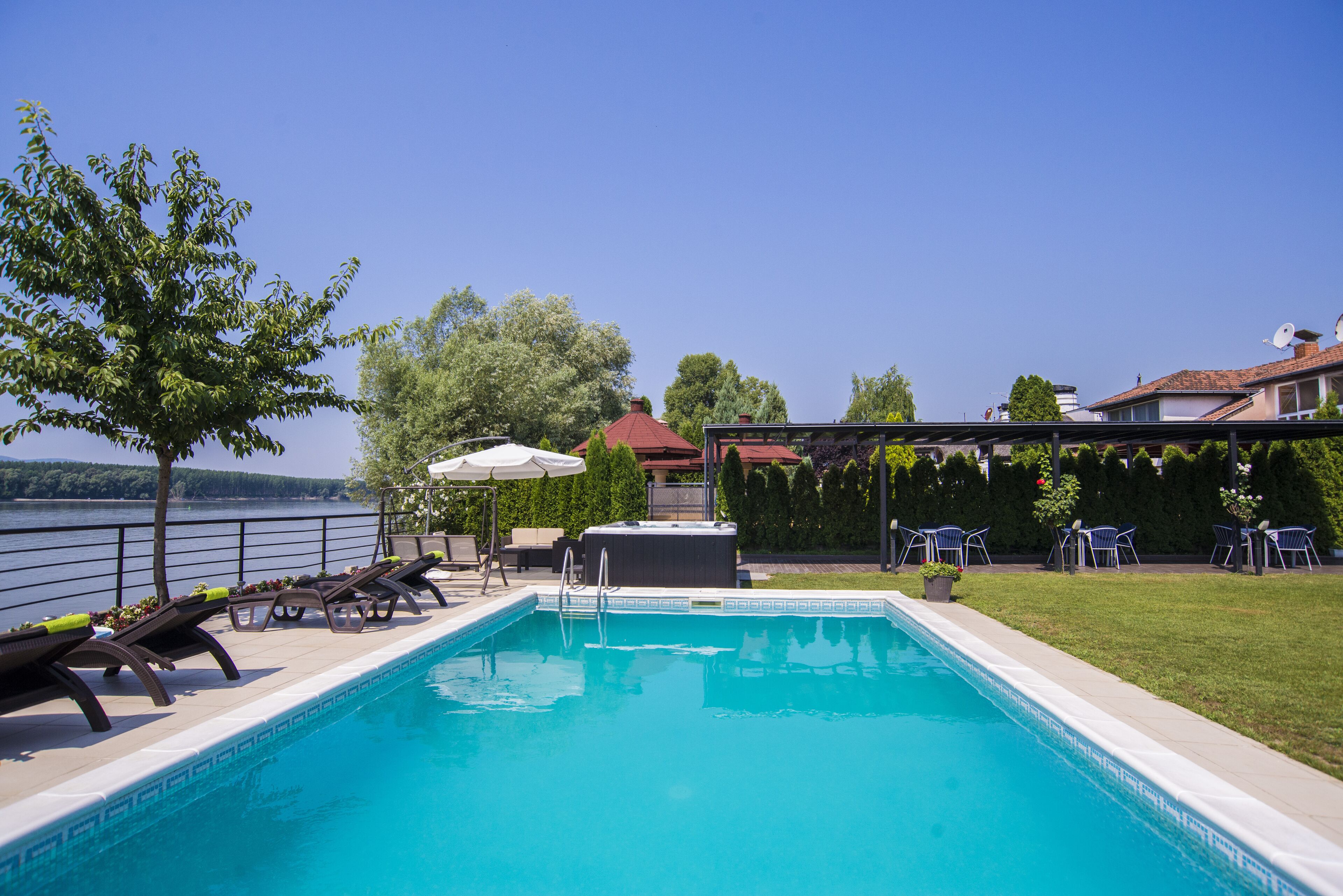 Seasonal outdoor pool, open 8:00 AM to 7:00 PM, pool loungers