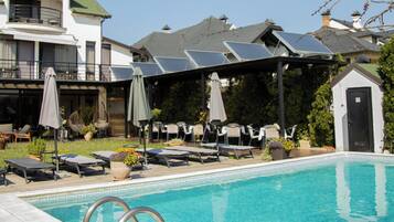 Seasonal outdoor pool, open 8:00 AM to 7:00 PM, pool loungers