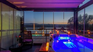 Memory foam-senger, minibar, safe på rommet og skrivebord