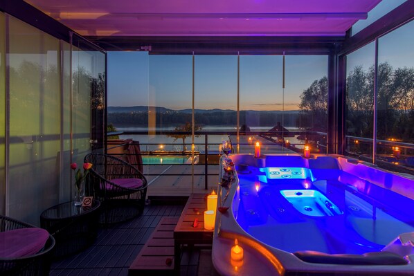 Deluxe villa | Bedden met traagschuimmatrassen, een minibar, een kluis op de kamer