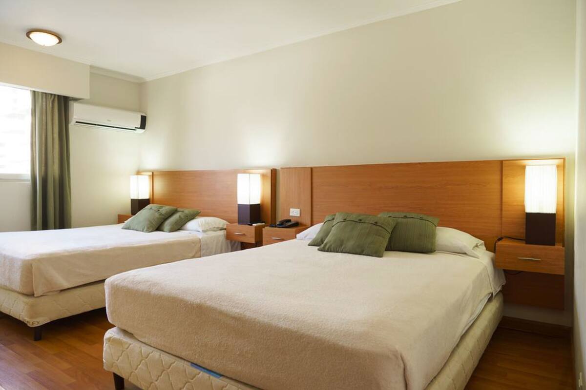 Standaard vierpersoonskamer, 2 queensize bedden, niet-roken | Een minibar, een kluis op de kamer, een bureau, gratis wifi