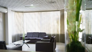 Lobby sitting area - Hotel Aramo Panama (Panama City)