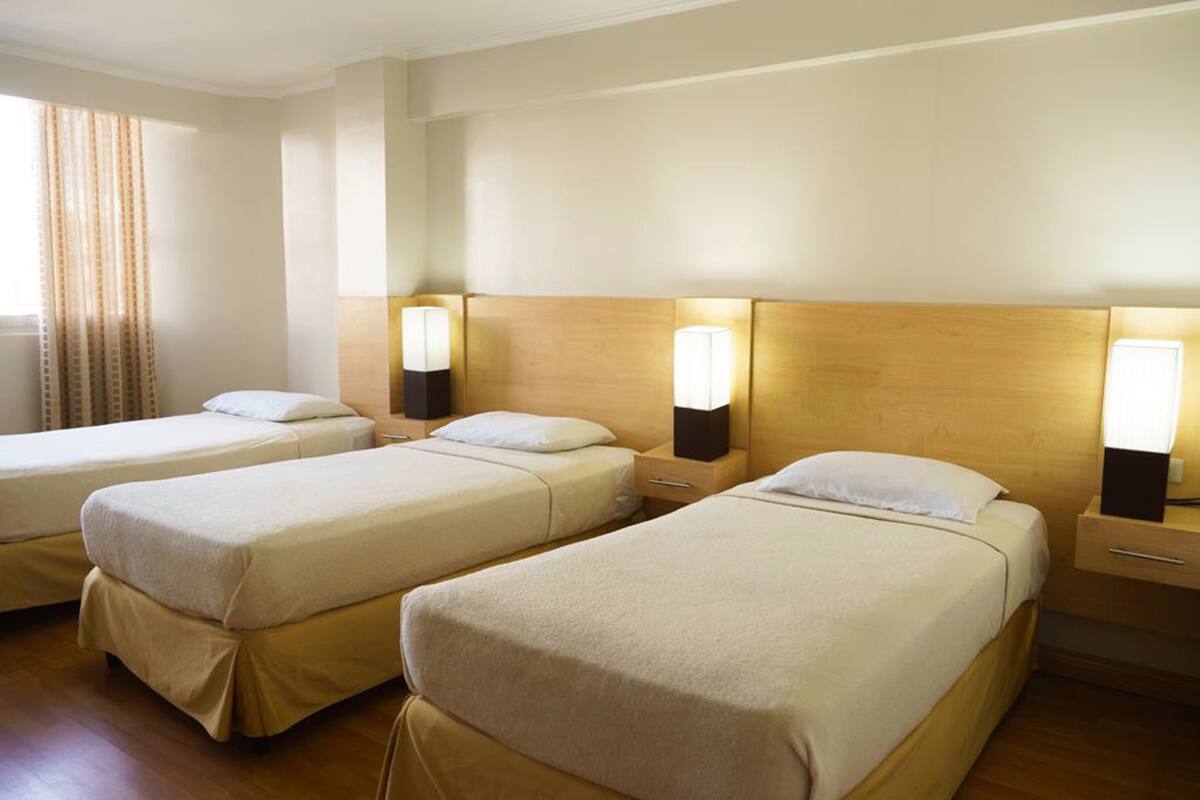 Standaard driepersoonskamer, niet-roken (1 Double and 1 Twin Bed) | Een minibar, een kluis op de kamer, een bureau, gratis wifi