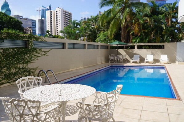 Una piscina al aire libre