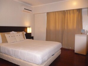Habitación doble, 1 cama doble, no fumadores | Minibar, caja fuerte, escritorio y wifi gratis